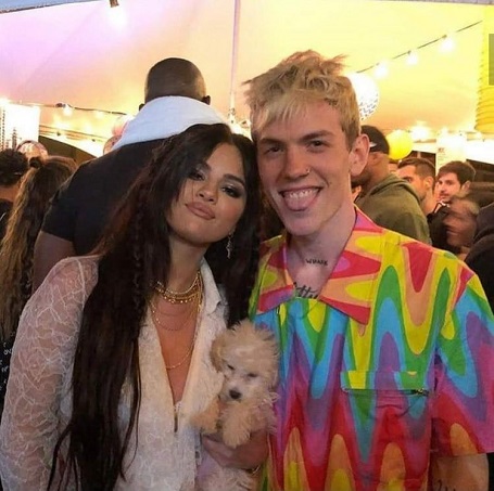 Selena Gomez appeared with her new dog at Coachella 2019.